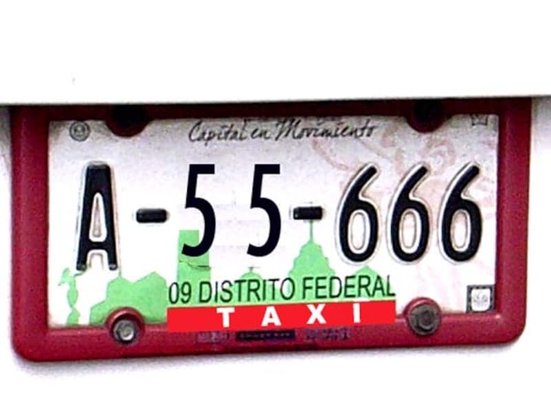 政府認可タクシーのナンバープレートの一例