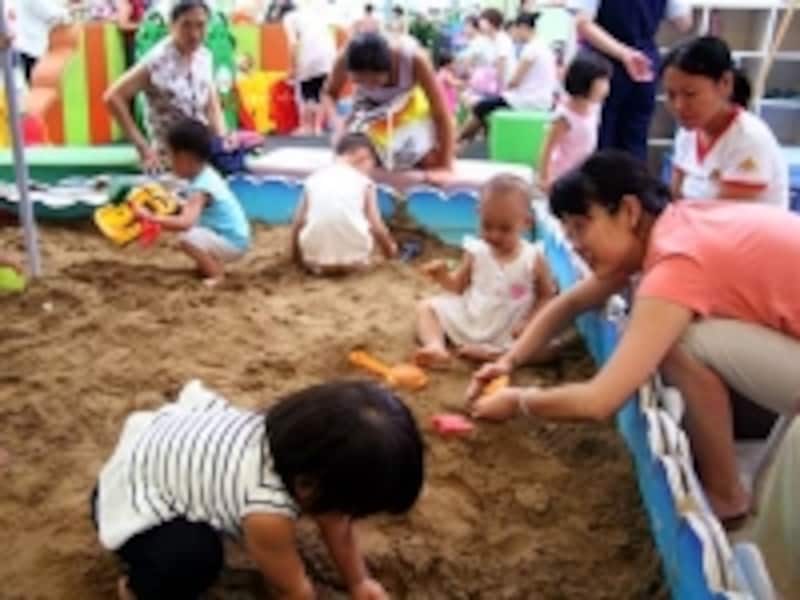 特に都市部では子供が一人で遊んでいる姿