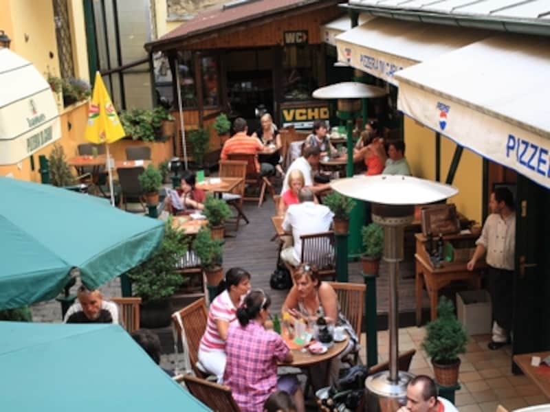 食事時は空席を見つけるのがむずかしいほどにぎわいます