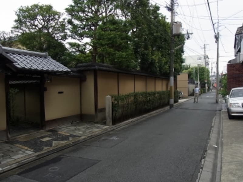 武者小路千家の官休庵。押し出しが強くなく街並になじんでいる。