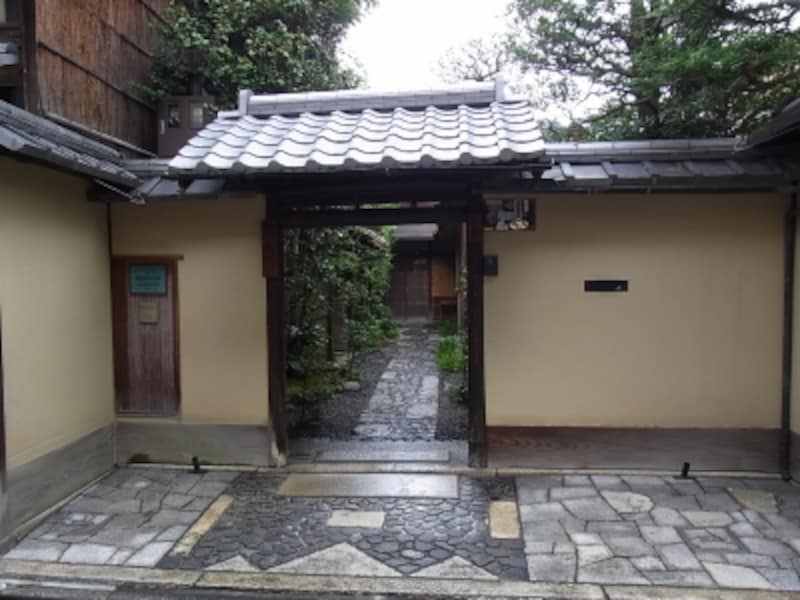 正面から見た様子。決して派手ではないが凛とした風情。