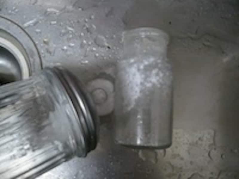 汚れが激しいものは、あらかじめ重曹などで下処理を。重曹だけで油のこびりつき汚れもちゃんと落としてくれますよ。