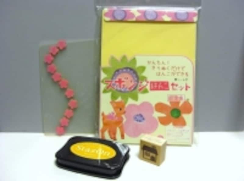 右側のお花はスポンジはんこを切り抜いて作りました