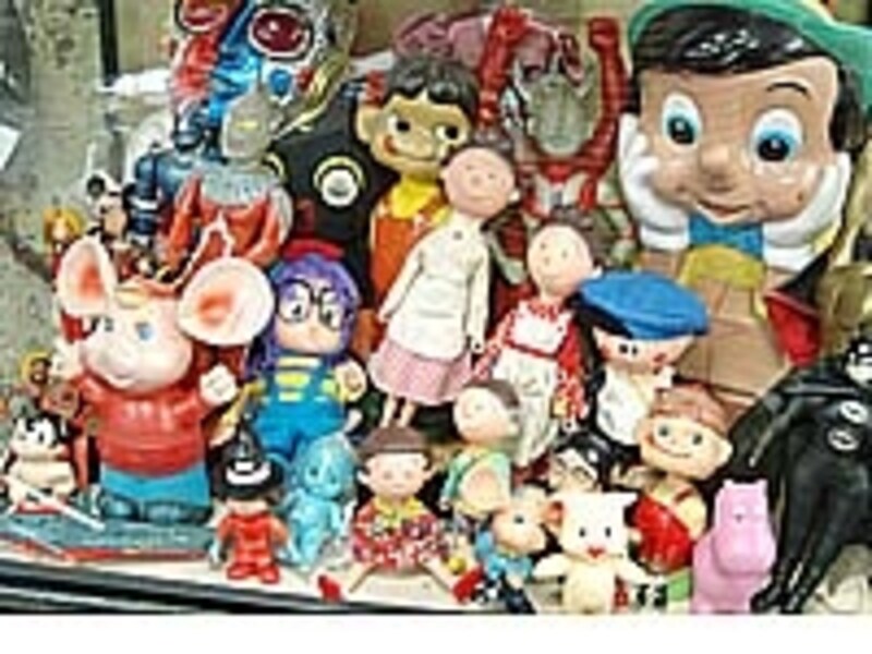 ソフトビニール人形などおもちゃもいっぱい。筋金入りコレクターの館長さんの守備範囲の広さにも驚愕