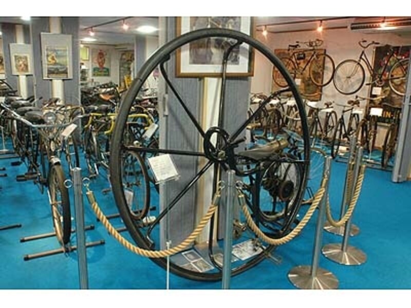 国内でも屈指の自転車コレクション。中央の丸い車輪が1輪のモノサイクル