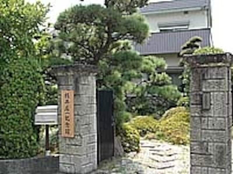 ごく普通の民家で気づかず素通りする人も少なくない。「支援者のご寄付で建てた家なので、皆さんのご恩返しのために」と奥さまが見学施設として開放した