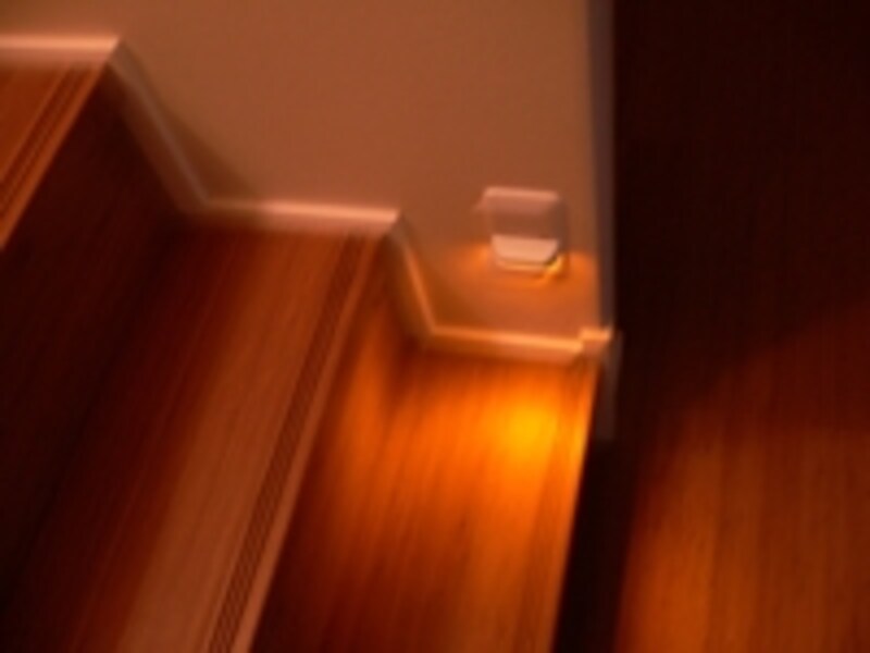夜間でも階段の段差がわかるように足元灯を設置するのもよい方法です