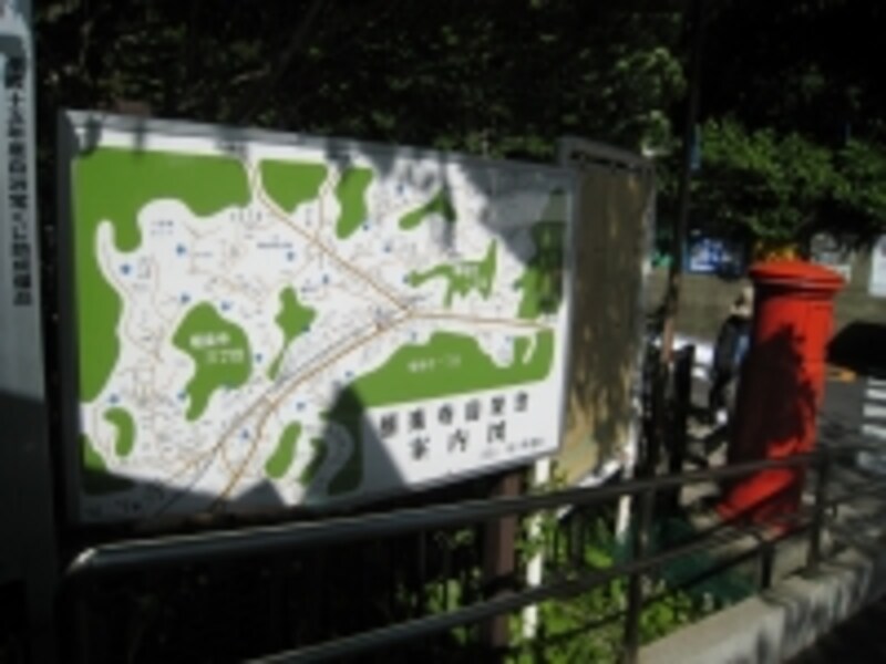 町内の地図。山の中にくねくねと続く道、その周辺に建つ住宅の様子が良く分かる