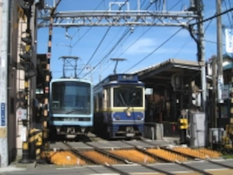 長谷駅は他駅と異なり複線。右側の車両は開通95周年を記念して作られたレトロ調車両10形