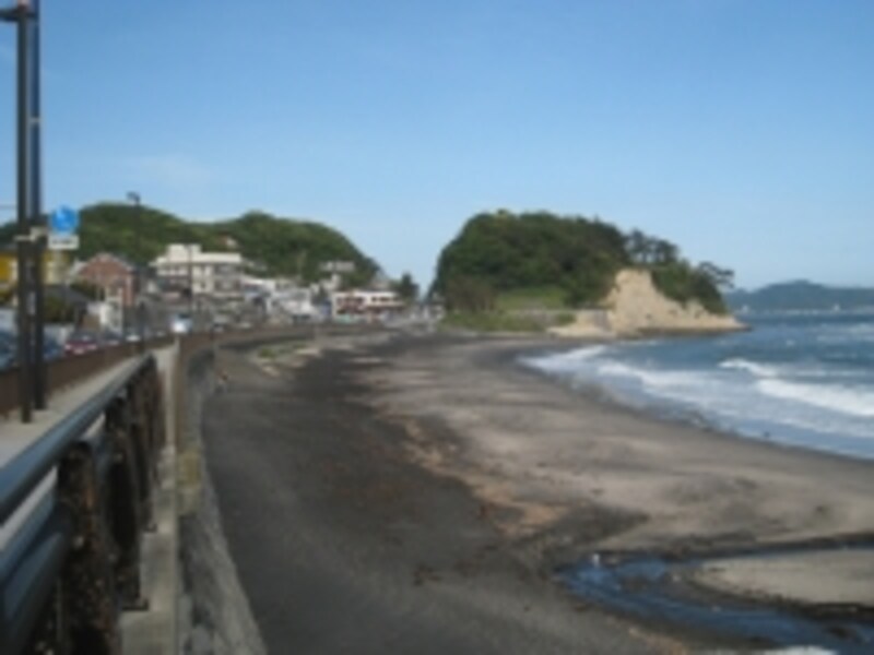 突き出ているのが稲村ガ崎。稲の束を重ねたように見えることから稲村ガ崎と名づけられたといわれる