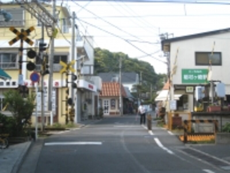 ごくごくコンパクトな稲村ヶ崎駅周辺の商店街。珍しくコンビニも見かけた
