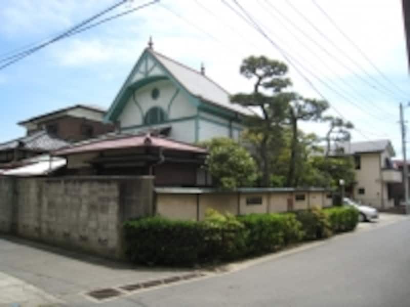 住宅街の中でひときわ目を惹いた洋館。市の景観重要建築物に指定されている個人宅だ