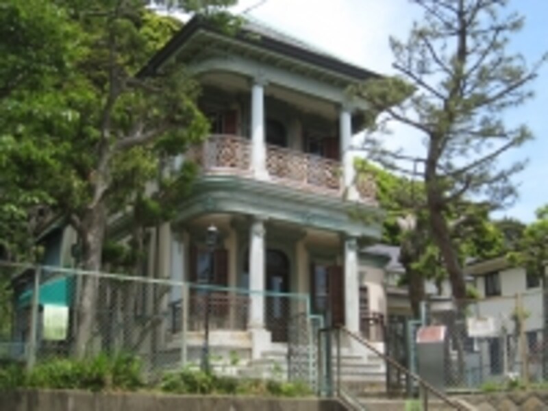 現在は鎌倉市長谷子ども会館として使われている旧諸戸邸。明治41年に建てられ、バルコニーの柱にはギリシャ建築の様式が取り入れられている