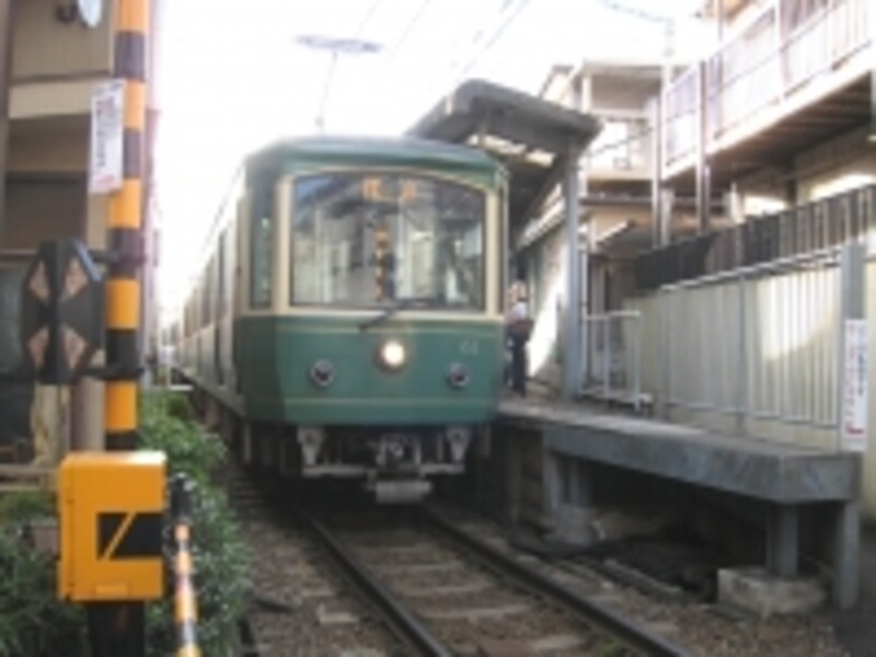 駅の周りの住宅密集度では腰越が一番。すぐそこに住宅がある