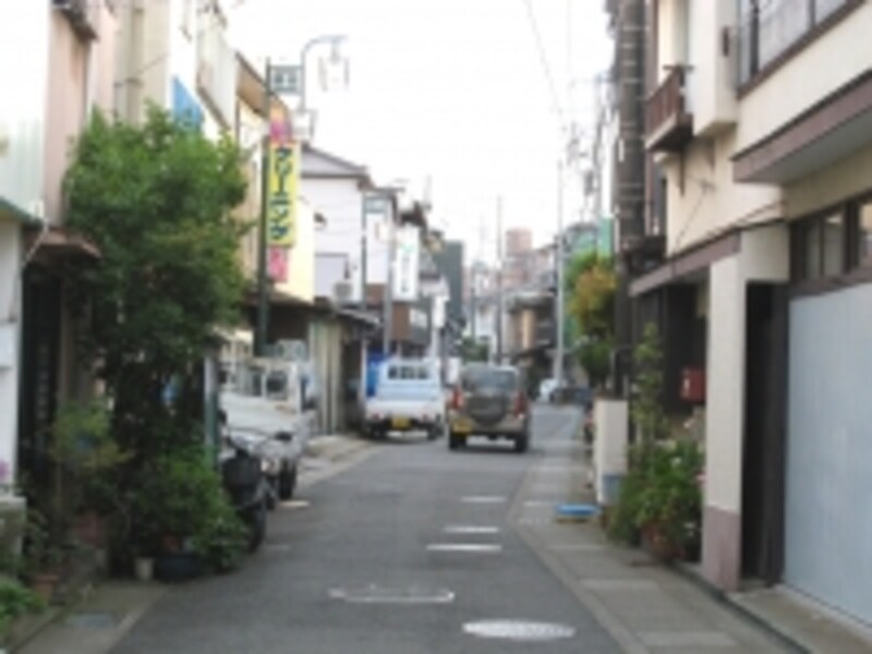 江ノ電の通りから少し脇に入ると、小規模な一戸建てが多い住宅地に