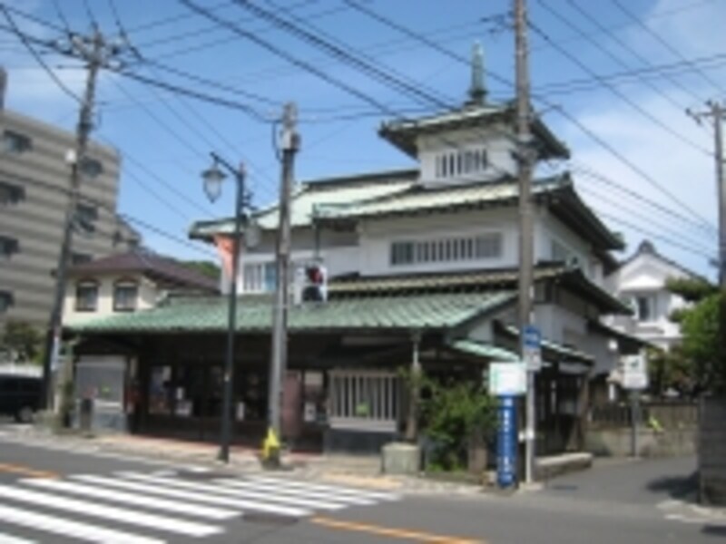 由比ガ浜大通りにある古い建物。街中に、普通にこうした建物があることが鎌倉の魅力のひとつ