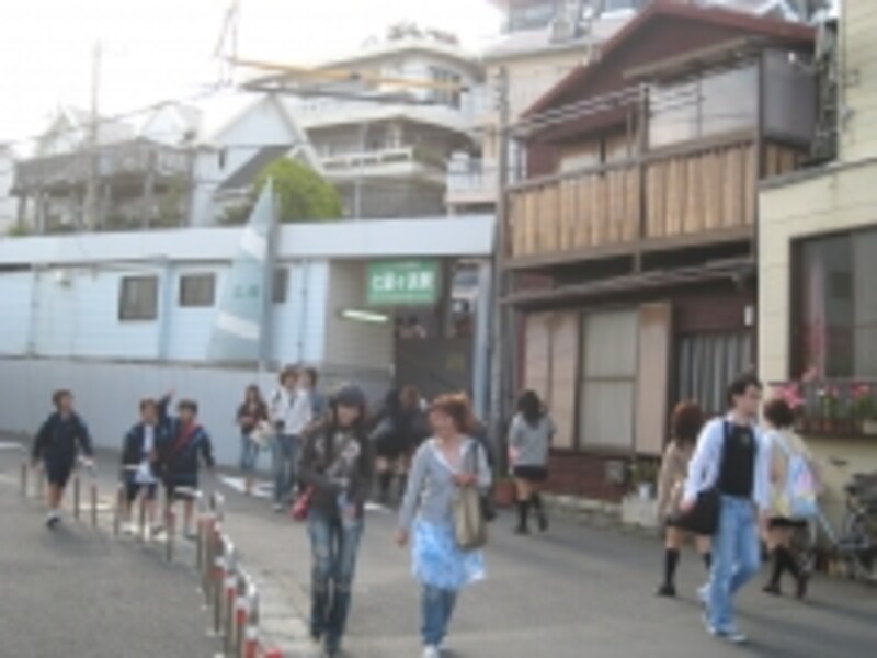 学校があるため、若い人の姿も多い七里ガ浜駅周辺。駅を過ぎてしばらくすると電車は海沿いに出る