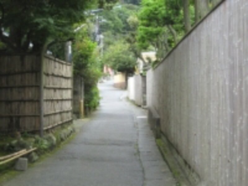 鎌倉ではこんな路地も多く見かける。風情はあるのだが、夜歩くのはちょっと怖いかもしれない