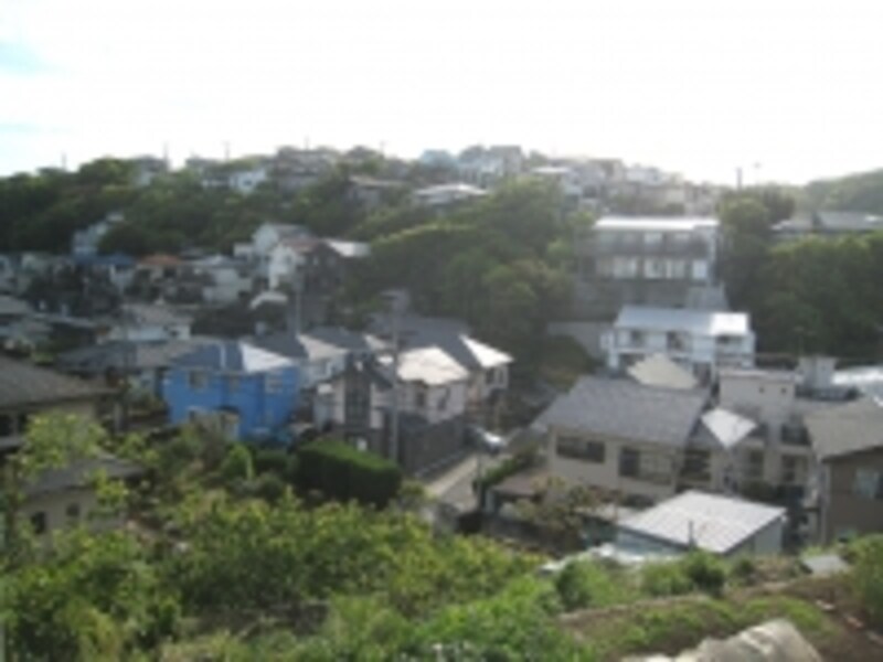 斜面を利用して住宅が建てられている七里ガ浜周辺（地名では七里ガ浜エリア