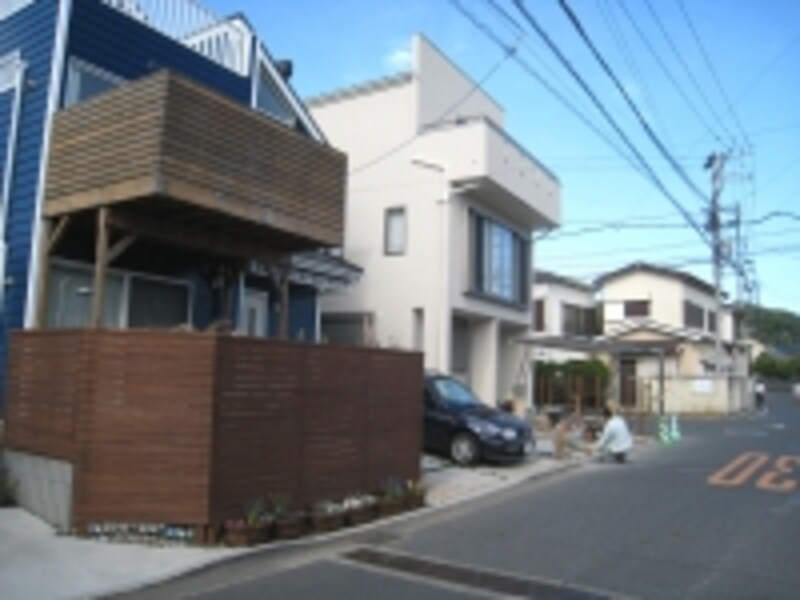 このエリアでは白やブルーの外観で窓の大きな住宅をよく見かけた