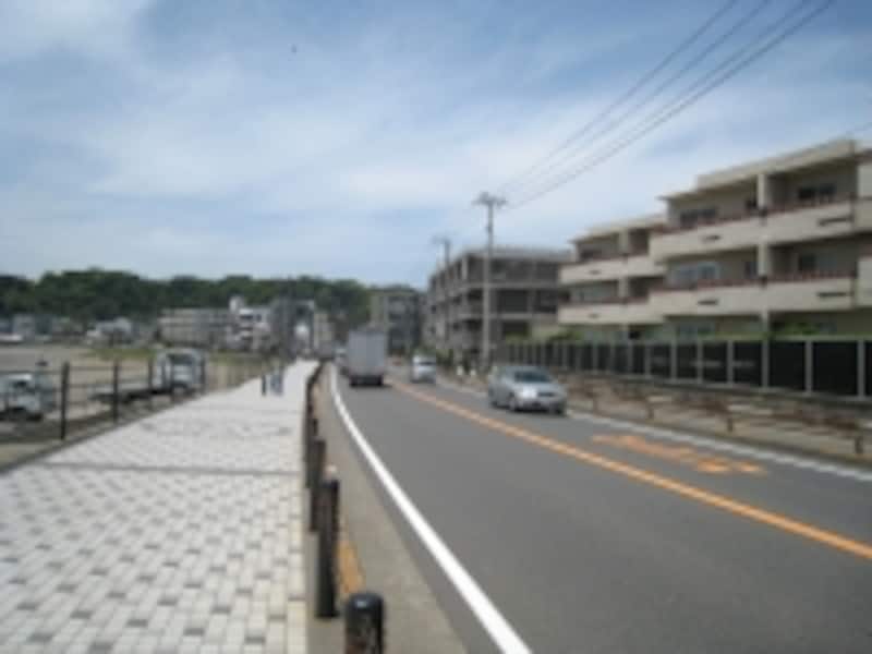 海一望のマンションも多数。目の前を走るのは国道134号。夏場には渋滞もしばしば