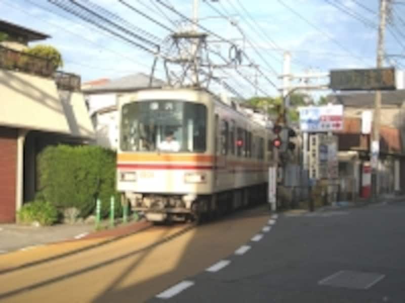 義経、弁慶ゆかりの地腰越と小さな看板が踏み切り右側に出ていた