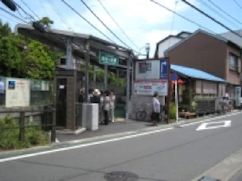 鎌倉文学館へはこの駅が最寄りになるため、比較的乗降客数が多い