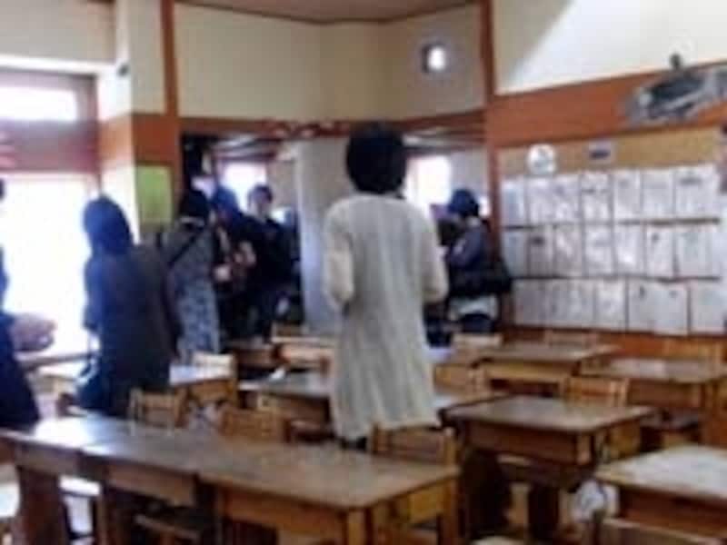 「デン(隠れ家を)」を体験する見学者