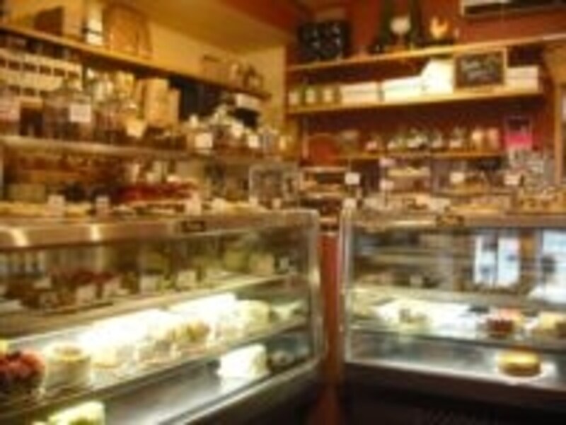 小さなお店にケーキがずらり