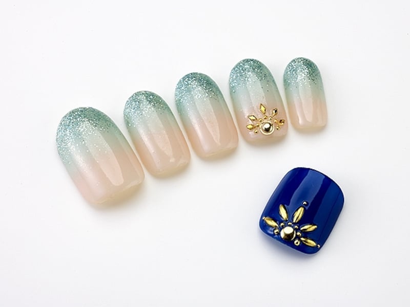 薬指のゴールドモチーフがアクセント