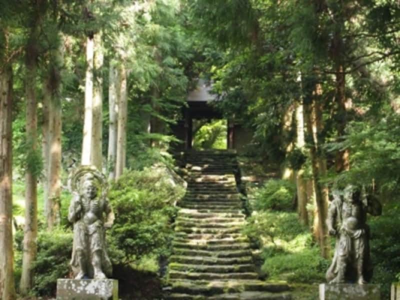 両子寺山門。国東の寺の山門は、よく、石の仁王様に守られています
