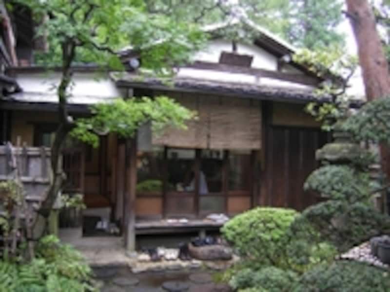 自由が丘駅から徒歩5分の「古桑庵」。すだれが緩やかに光を遮る空間でゆったりと