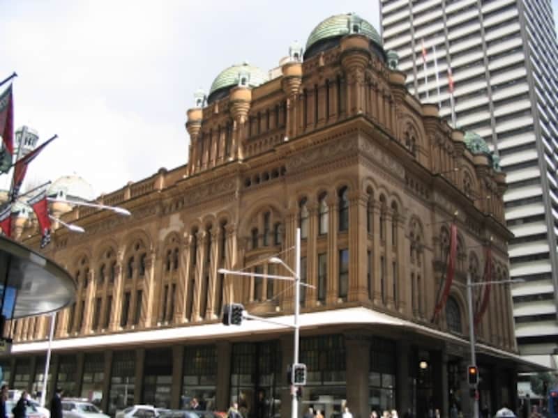 シティの中心タウンホール駅の真上にある歴史あるショッピングセンター「QVB」