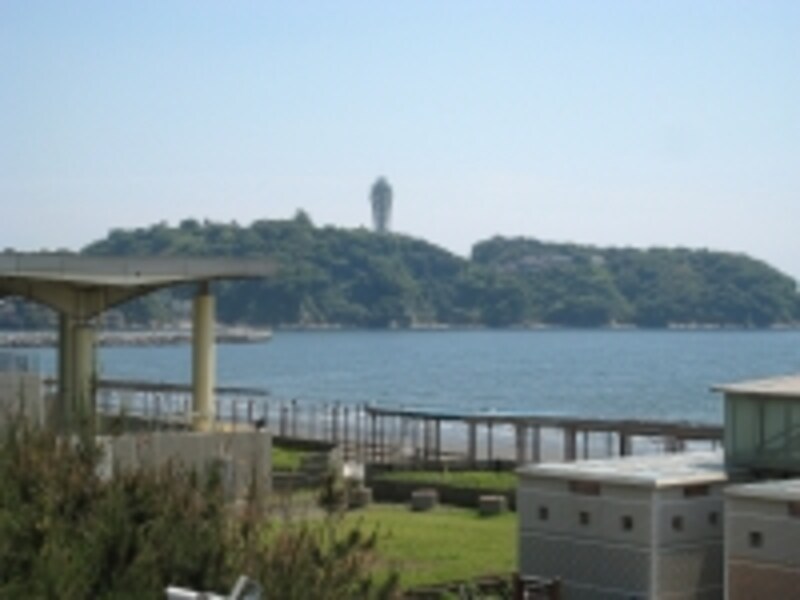 外から眺めてみると傾斜地が多い島であることが分かる。眺望は良いだろうが、住むためにはそれなりの覚悟がいりそう