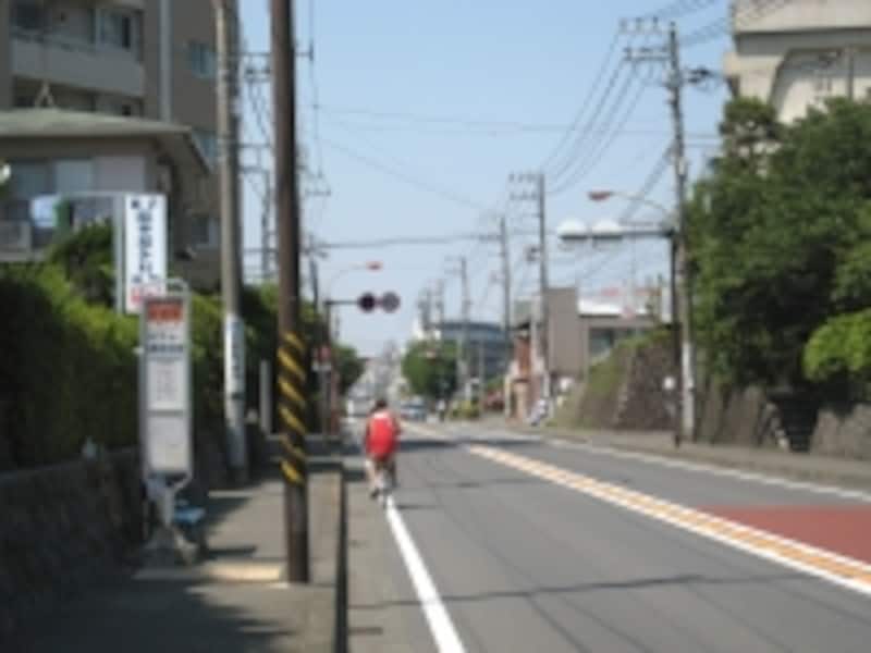 国道467沿いの風景。藤沢駅周辺と比べると、一戸建てなど低い建物が多い。駅まではバス便もある、