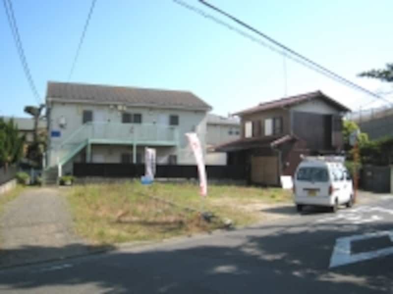 マンションよりもアパートが目についた。駅から距離のある物件では駐車場付きなども多い