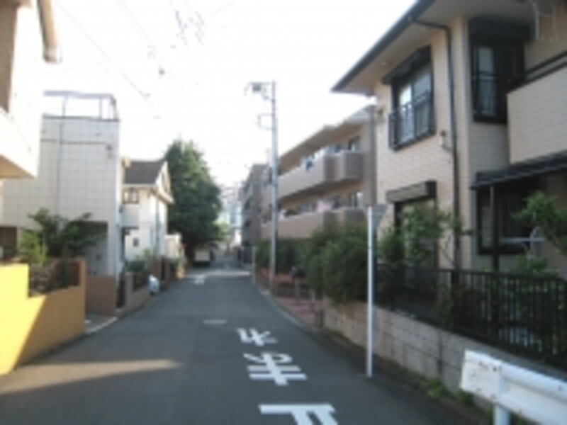 江ノ電沿線全体ではアパートが多いが、藤沢駅周辺ではマンションも多数