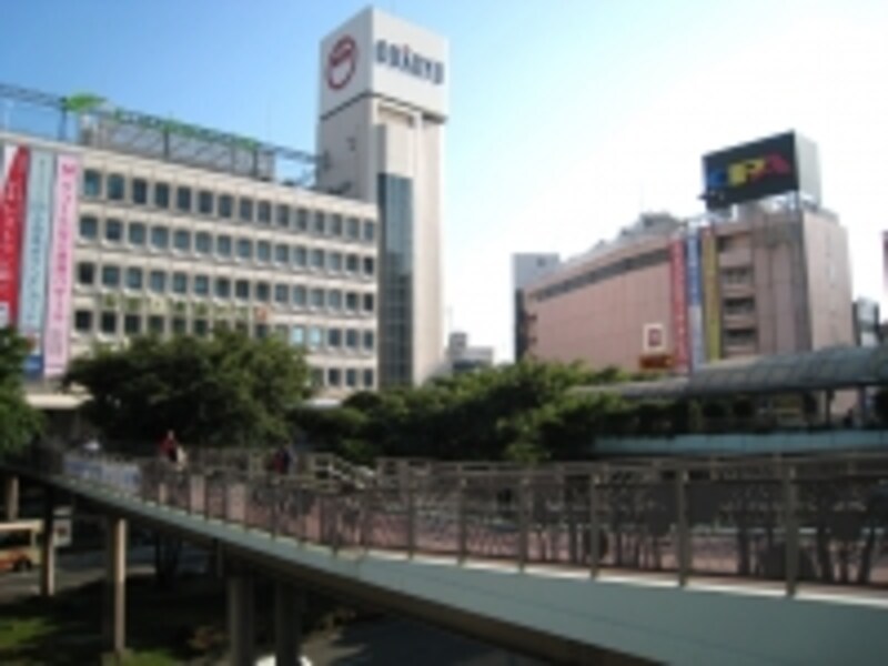 東口駅前。大型商業施設が建ち並び、いかにも都会。ペデストリアンデッキの下はバスターミナルなどになっている