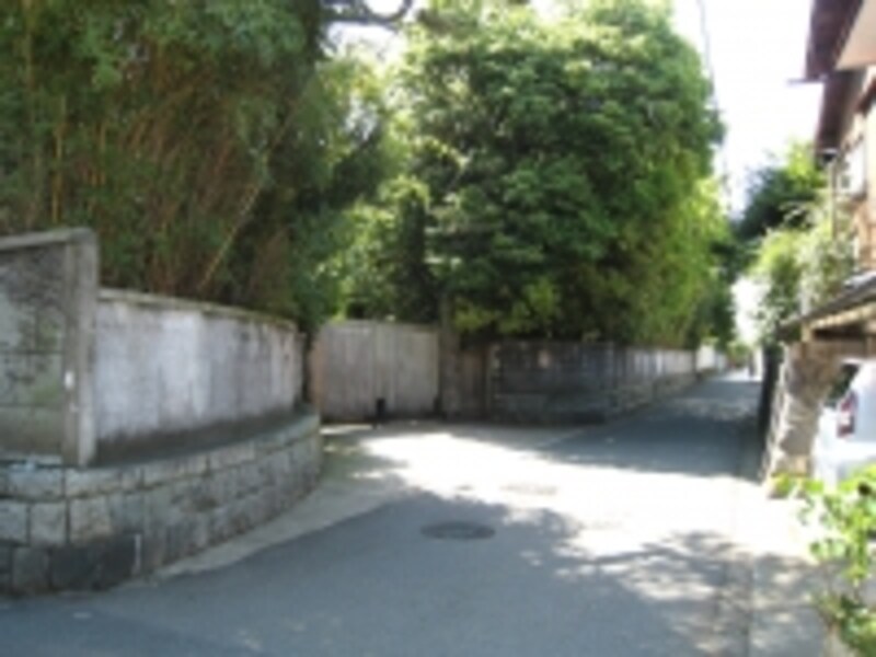 ところどころに、古い、お屋敷という言葉以外が見つからないような住宅も残されている