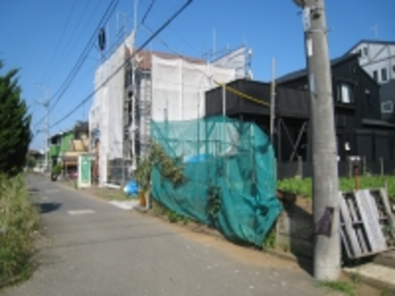 風致地区とは異なり、区画の広さや建物そのものなどの制限が緩やかになるせいだろう、小規模な一戸建ても増えてくる