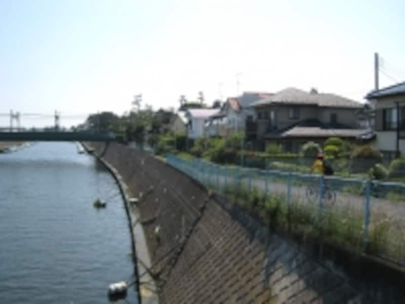 写真左手に見える鉄橋は江ノ電のもの。江ノ電は全体で7つの橋を越えるが、ここ境川橋梁が最大