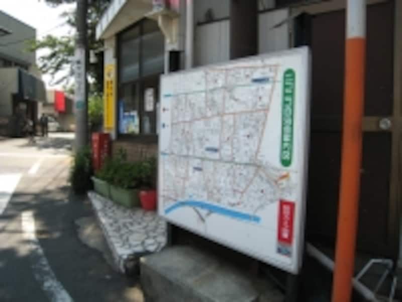 駅前にあった地元自治体の地図。駅前には神社と店舗が数軒ある程度であとはずっと住宅。静かだ