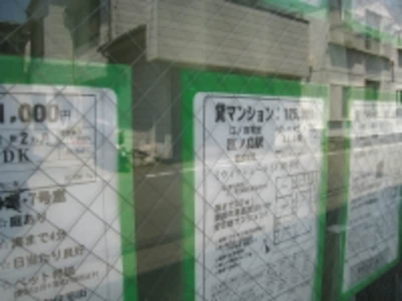 駅近くの不動産会社の店頭。単身者向き、カップル向き物件では海から●分、■ｍなどといった表記が必ずといってよいほど入っている