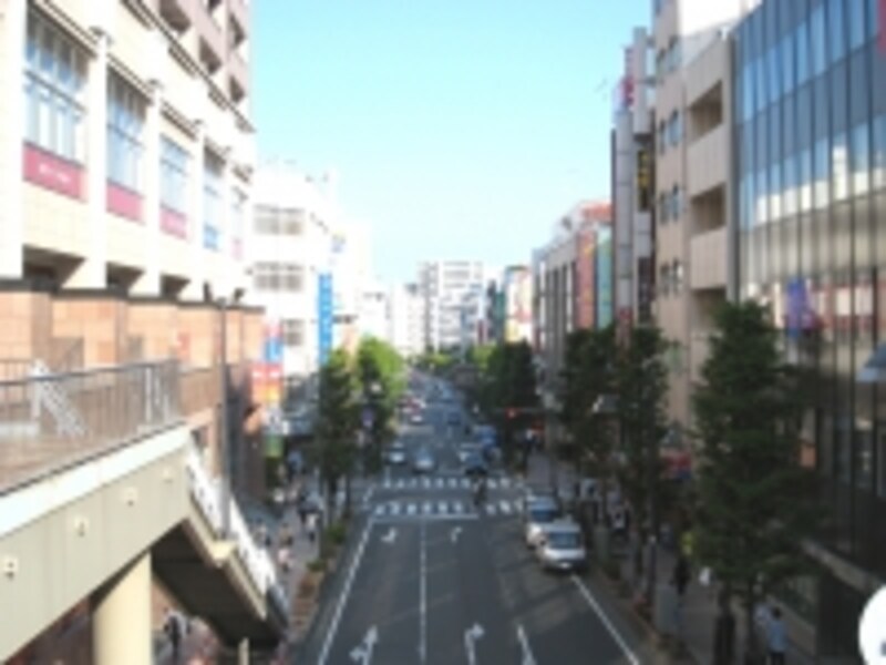 駅東口から東側を見たところ。駅から見えるほどの距離にもマンションがあり、駅に近い暮らしが実現できることが分かる