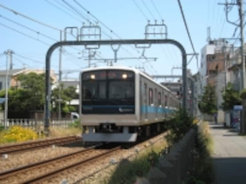 小田急江ノ島線を利用すれば新宿まで直通。都心通勤でマリンスポーツを楽しみたい人にも向いている。ただし、周辺に商店は少ない