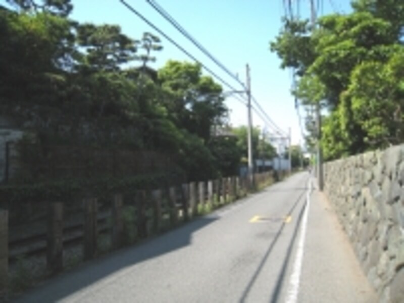 鵠沼から柳小路までは線路の両側に住宅が続くエリア。まっすぐで分かりやすい