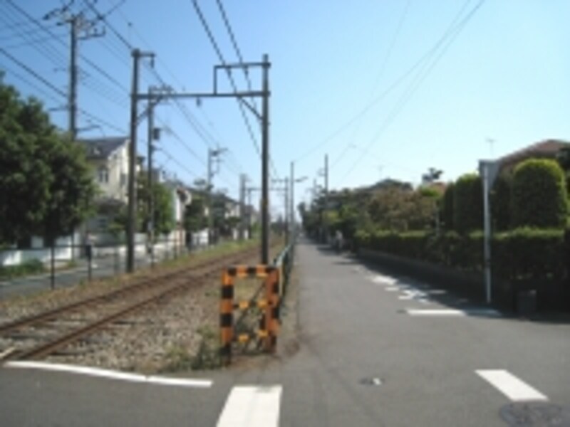 柳小路駅近くから鵠沼方向を見たところ。線路沿いには一戸建てが並んでいる