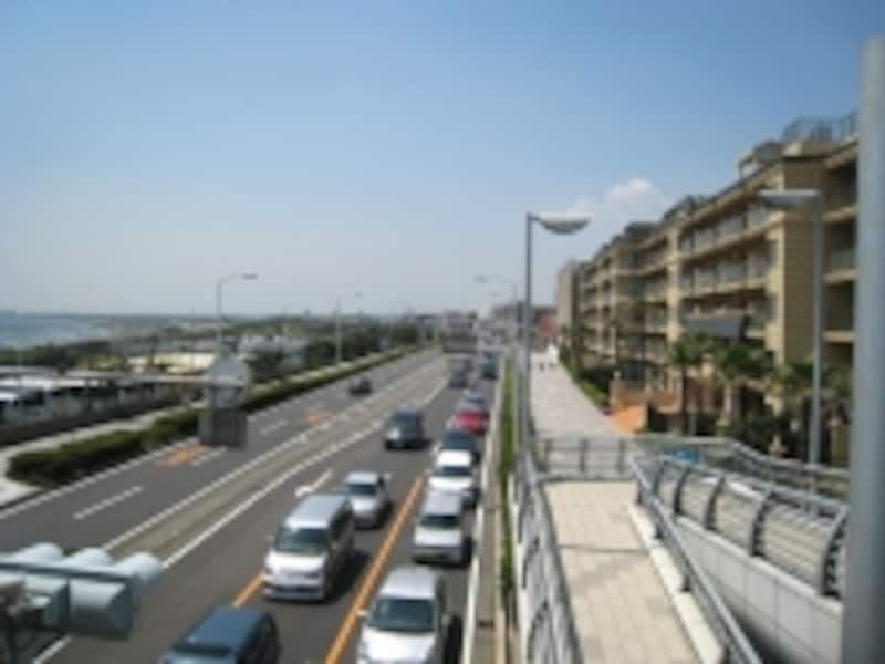 2010年にも国道134号沿いのマンションが即日完売した例があった。やはり、この眺望には根強い人気が集まる