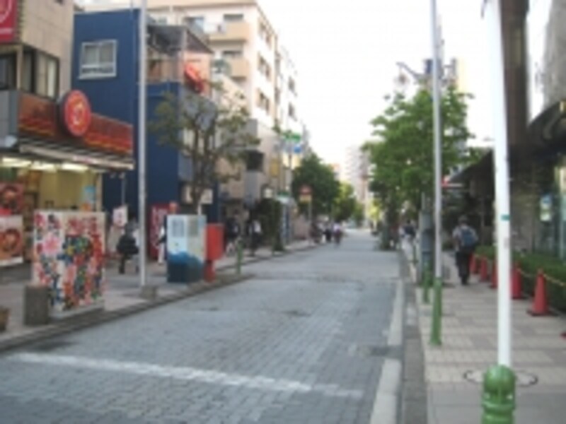 個人商店が並ぶ遊行通り。この通り周辺にもマンションが並んでいる