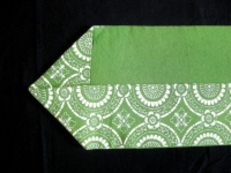 手が下のお太鼓の部分の中に納まるように